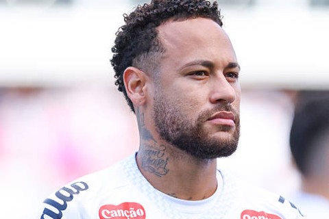 Um gesto simples que valeu muito: Neymar emociona ao pagar R$ 100 por balas de menino nas ruas durante estreia do Santos