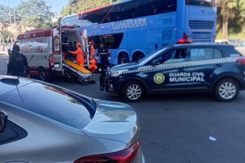 MULHER É  ATROPELADA POR ÔNIBUS DA GUANABARA.